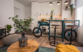 Stylish Oasis Central Apartment With Ac And Parking